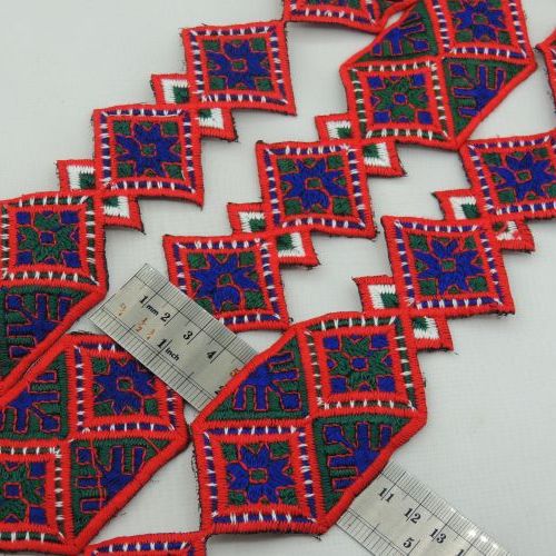 تصویر نوار سنتی لوزی  کاربنی قرمز