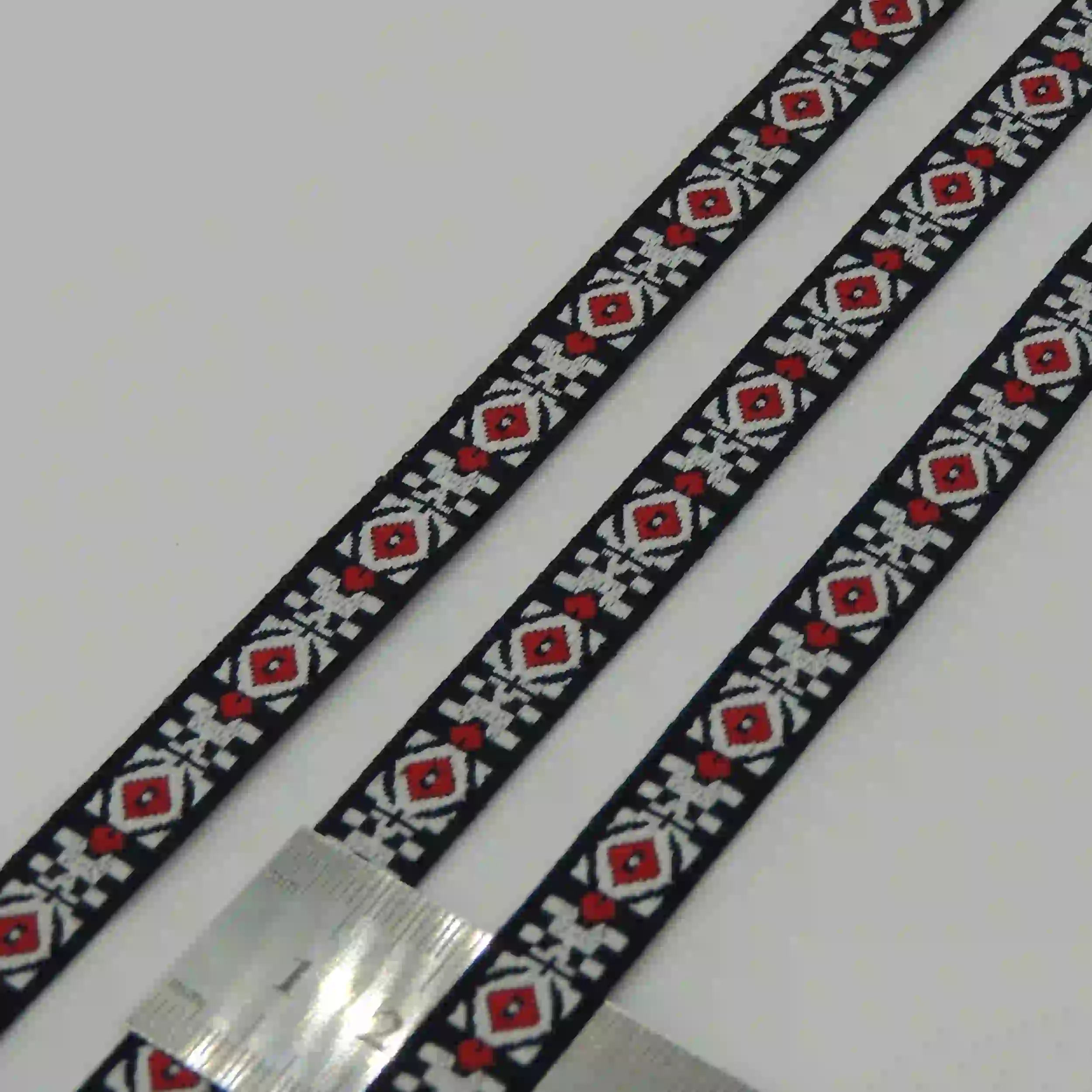 نوار سنتی باریک لوزی قرمز