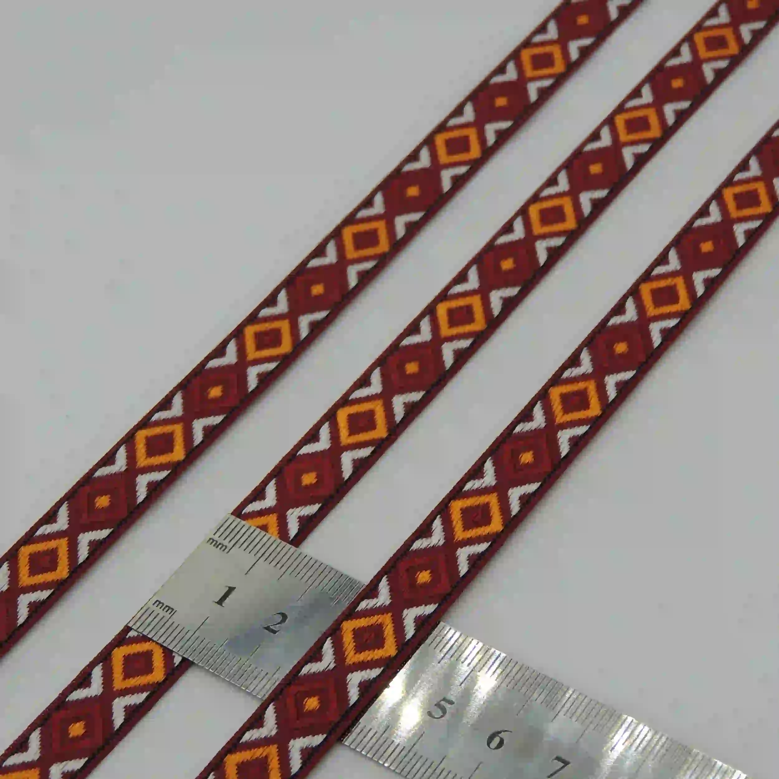 تصویر نوار سنتی باریک قرمز نارنجی