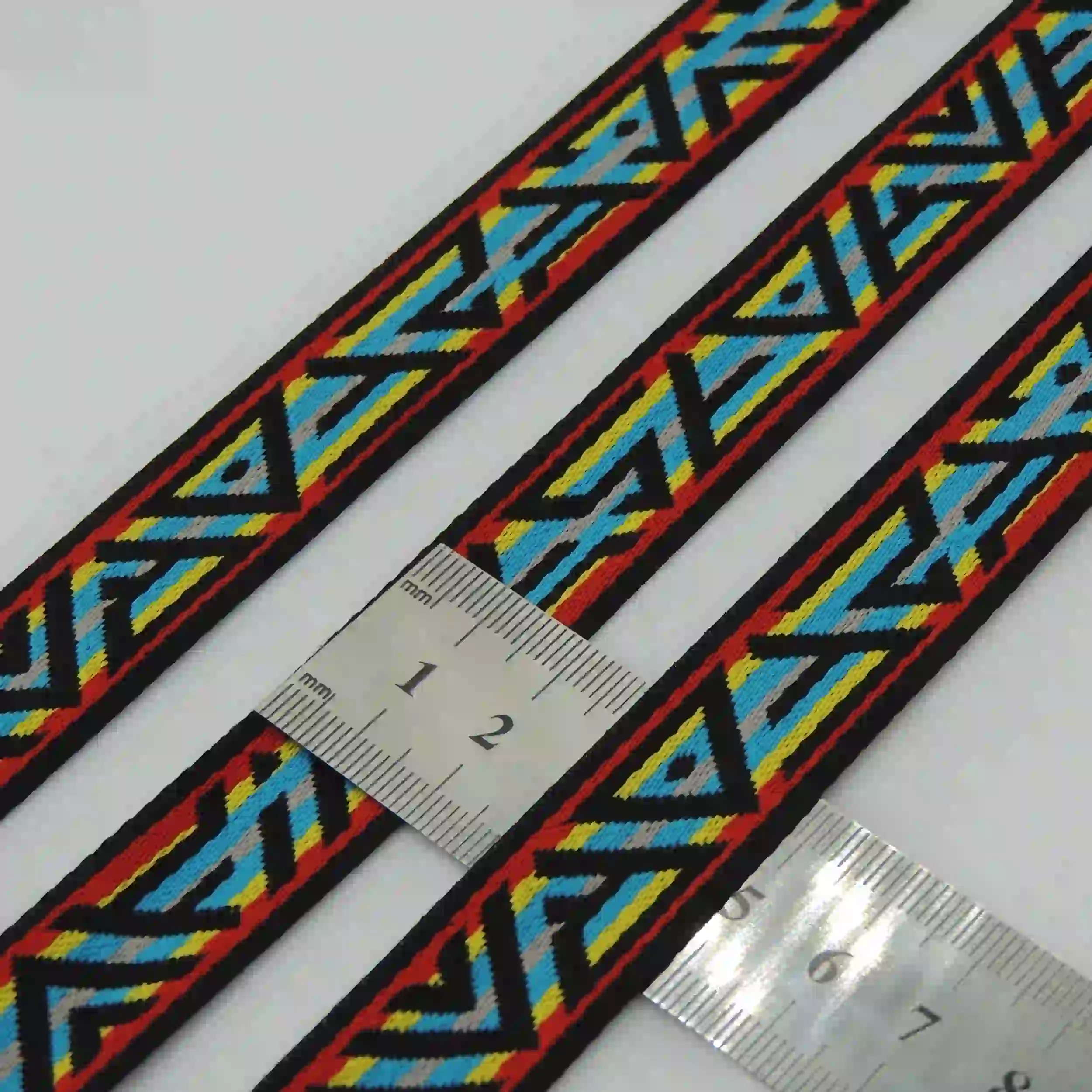 تصویر نوار سنتی مثلث رنگی