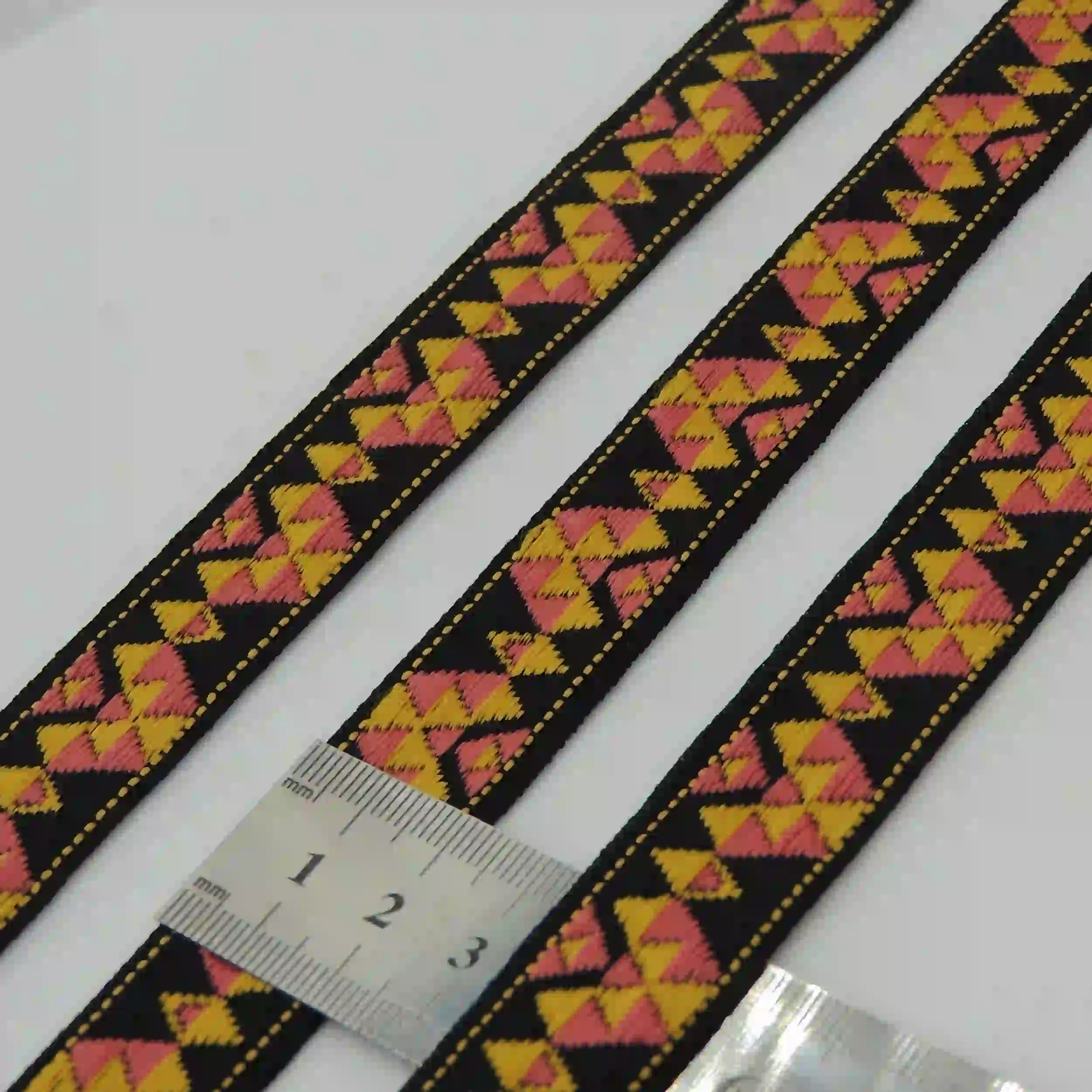 تصویر نوار سنتی مثلث ریز