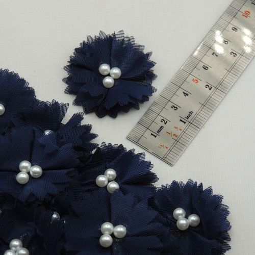 تصویر گل برجسته تزئینی لباس مدل سه مروراید