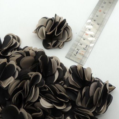 تصویر گل پارچه‌ای برجسته ساتن دورنگ