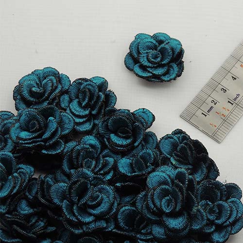 تصویر گل پارچه‌ای برجسته رز گلدوزی