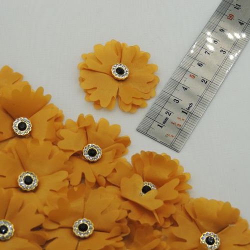 تصویر گل پارچه‌ای برجسته حریری کریستالی