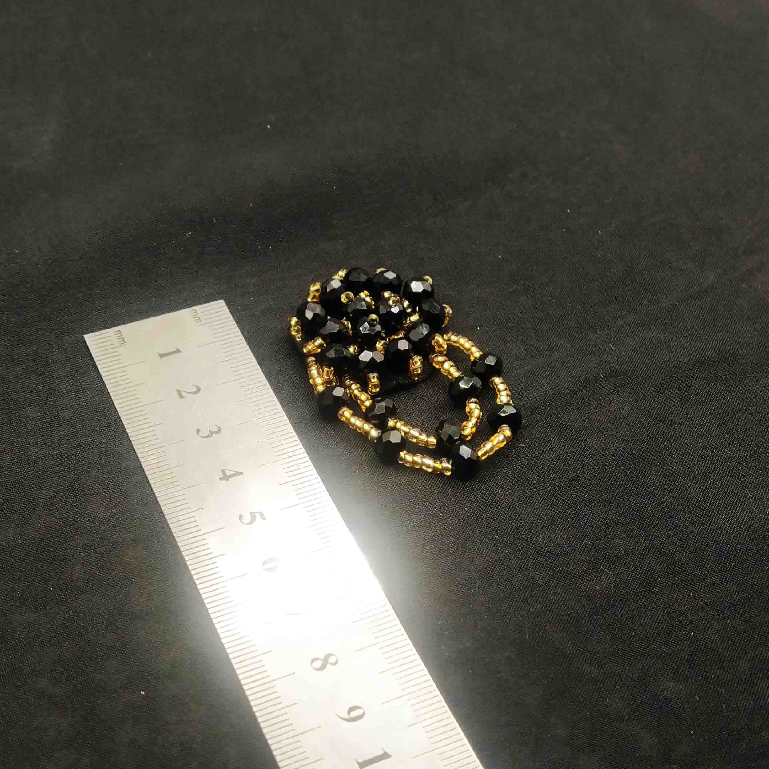 تصویر پنل لباس مجلسی دایره آویز مشکی طلایی